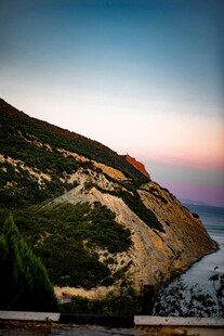 海边黄昏下的山峦美景