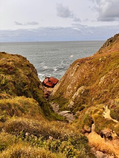 海岸边的山间小径美景