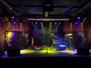 绚丽灯光下的音乐演出舞台