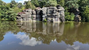 湖畔嶙峋怪石与葱郁林木