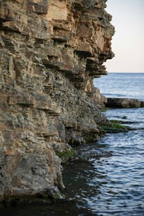 海边嶙峋岩石景观