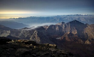 壮丽山景日出时分