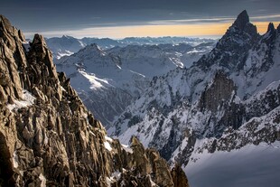 壮丽雪山山峰景观