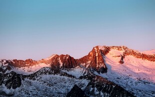 雪山壮丽日出美景