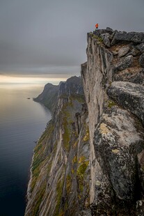 悬崖边的壮丽山海景观