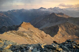 壮丽山景展现自然之美