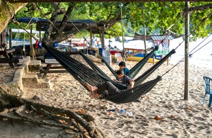 沙滩吊床上的惬意时光