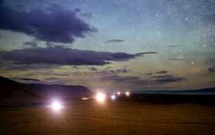  漠夜路车灯与星空美景