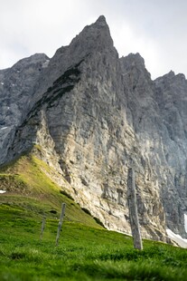 巍峨山峰下的翠绿草地