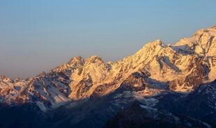 壮丽雪山日出美景