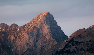 夕阳下的巍峨山峰