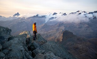 山巅旅人 俯瞰壮丽雪山景