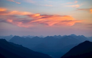壮丽山间晚霞美景