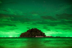 绿幕下的海中孤岩