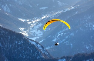 高山间的滑翔伞飞行