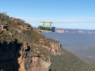 悬崖边的观光缆车