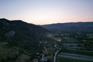 黄昏下的山间田园美景
