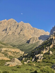 壮丽山景 山间绿意与月色
