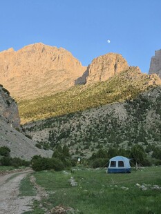山间草地的露营房车