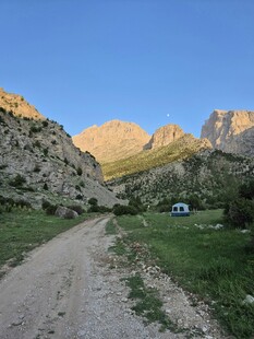 山间土路旁的露营风景