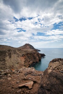 海边嶙峋岩石与辽阔海景