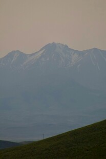 远山朦胧的自然景致