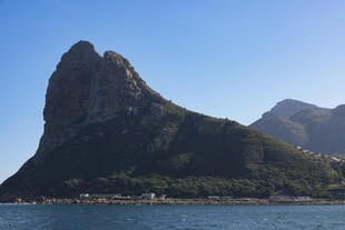 海边巍峨山峰景观