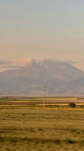 广袤草原与远处山峦