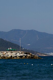 海边礁石与远处山峦景色