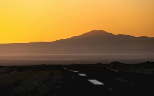 黄昏下的旷野与远山