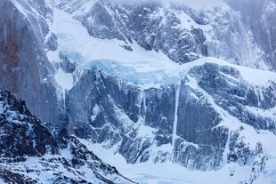 壮丽冰雪覆盖的雄伟山峰