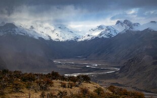 壮丽雪山下的河谷风光