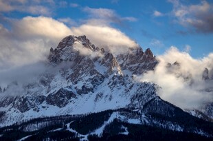 巍峨雪山云雾缭绕美景