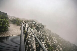 雾中观景台俯瞰朦胧景致