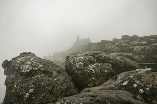 雾中嶙峋岩石景观