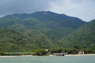 青山绿水间的宁静水岸