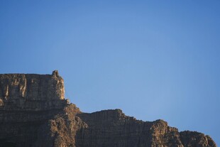 巍峨山峰映蓝天