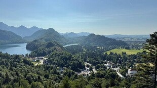 湖畔山峦间的美丽景致