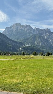 草原与远山的壮美风光