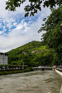 青山绿水间的湍急河流