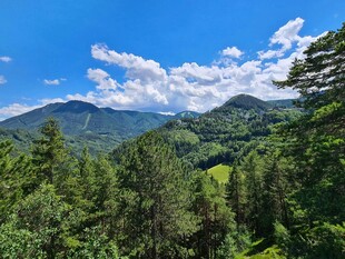 青山绿树间的蓝天美景
