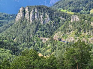 山峦叠翠间的绿色景致