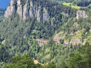 山间美景 绿意盎然的山谷