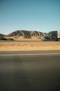 公路旁的 漠与远山景观