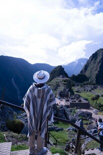  客于山间俯瞰古老遗迹