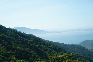 山巅远眺碧海蓝天美景