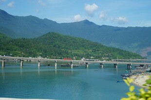 青山绿水间的跨江大桥