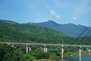 青山间的高架桥