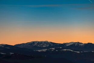 黄昏下的山峦美景