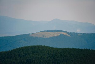 山峦叠翠间的开阔草地